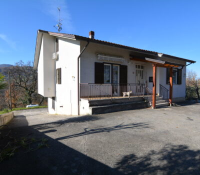 Casa indipendente con terreno a Castelfranci 2566