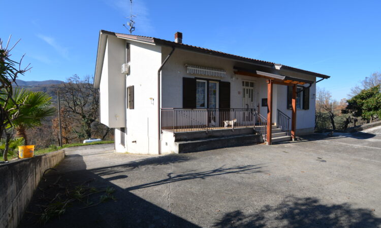 Casa indipendente con terreno a Castelfranci 2566 - Tutte le immagini