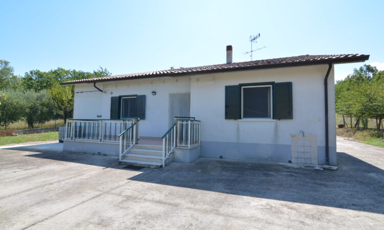 Casa indipendente con terreno a Sant&rsquo;Angelo dei Lombardi 2621 - Tutte le immagini