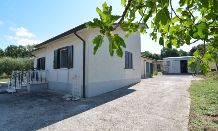 Casa indipendente con terreno a Sant&rsquo;Angelo dei Lombardi 2621 - Tutte le immagini