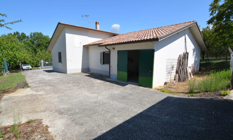 Casa indipendente con terreno a Sant&rsquo;Angelo dei Lombardi 2621 - Tutte le immagini