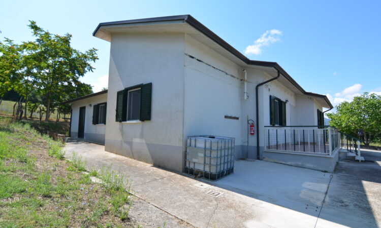 Casa indipendente con terreno a Sant&rsquo;Angelo dei Lombardi 2621 - Tutte le immagini