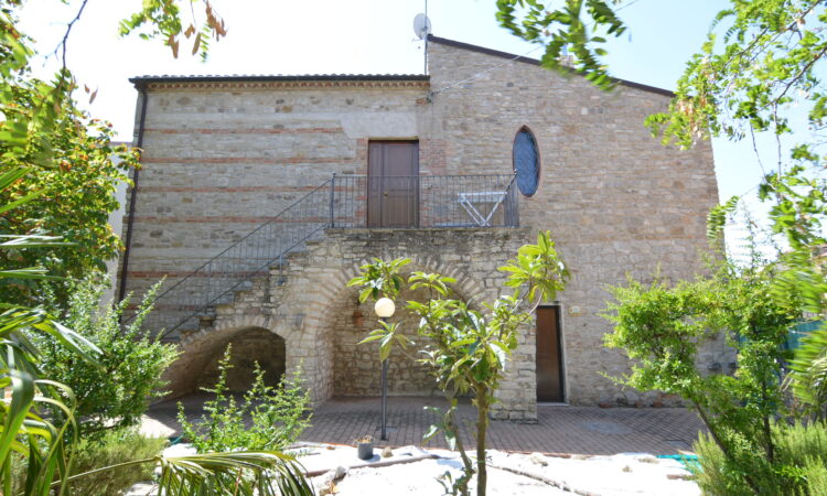 Rustico in pietra con giardino a Lacedonia 2642 - Tutte le immagini