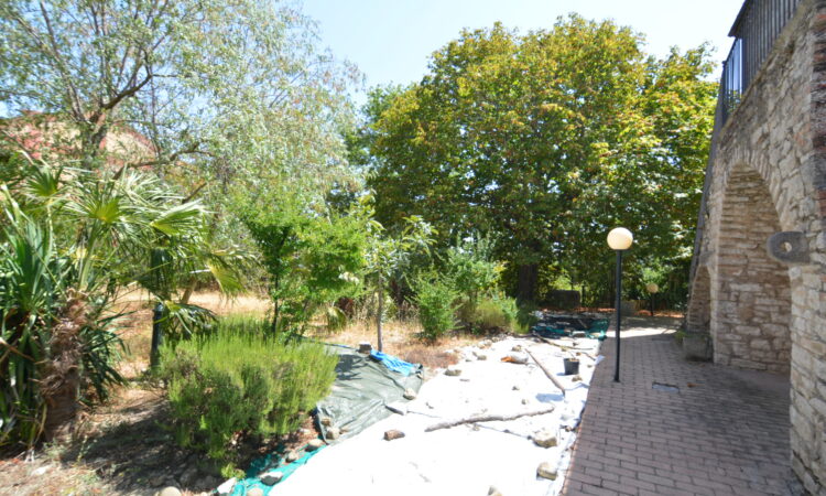 Rustico in pietra con giardino a Lacedonia 2642 - Tutte le immagini