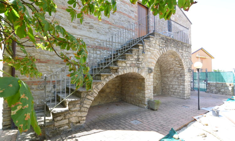 Rustico in pietra con giardino a Lacedonia 2642 - Tutte le immagini