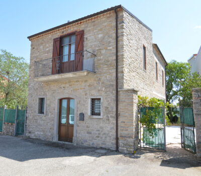 Rustico in pietra con giardino a Lacedonia 2642