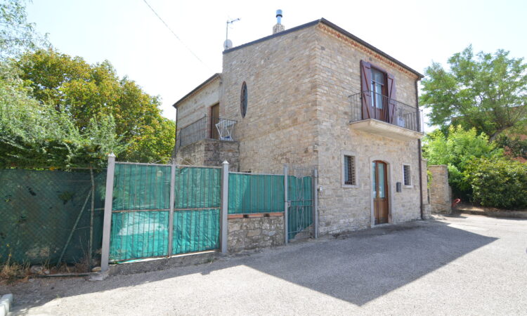 Rustico in pietra con giardino a Lacedonia 2642 - Tutte le immagini