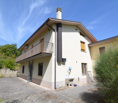 Casa indipendente con terreno a Sant&rsquo;Angelo dei Lombardi 2644