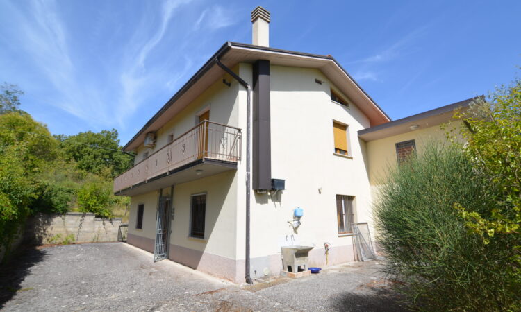Casa indipendente con terreno a Sant&rsquo;Angelo dei Lombardi 2644 - Tutte le immagini
